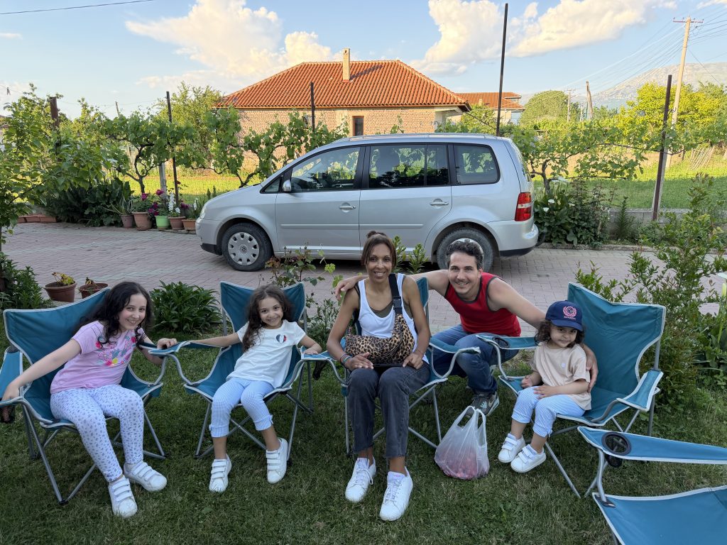 Pogradec : accueil chez une famille Albanaise, ou comment vivre en Airbnb avec des enfants ! Famille nomade