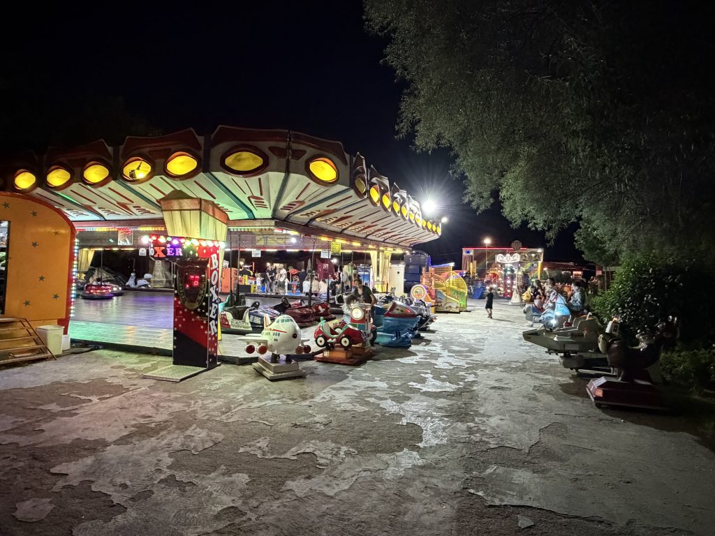 Luna Park : parc de jeux et d'attractions enfants au bord du lac de Pogradec
