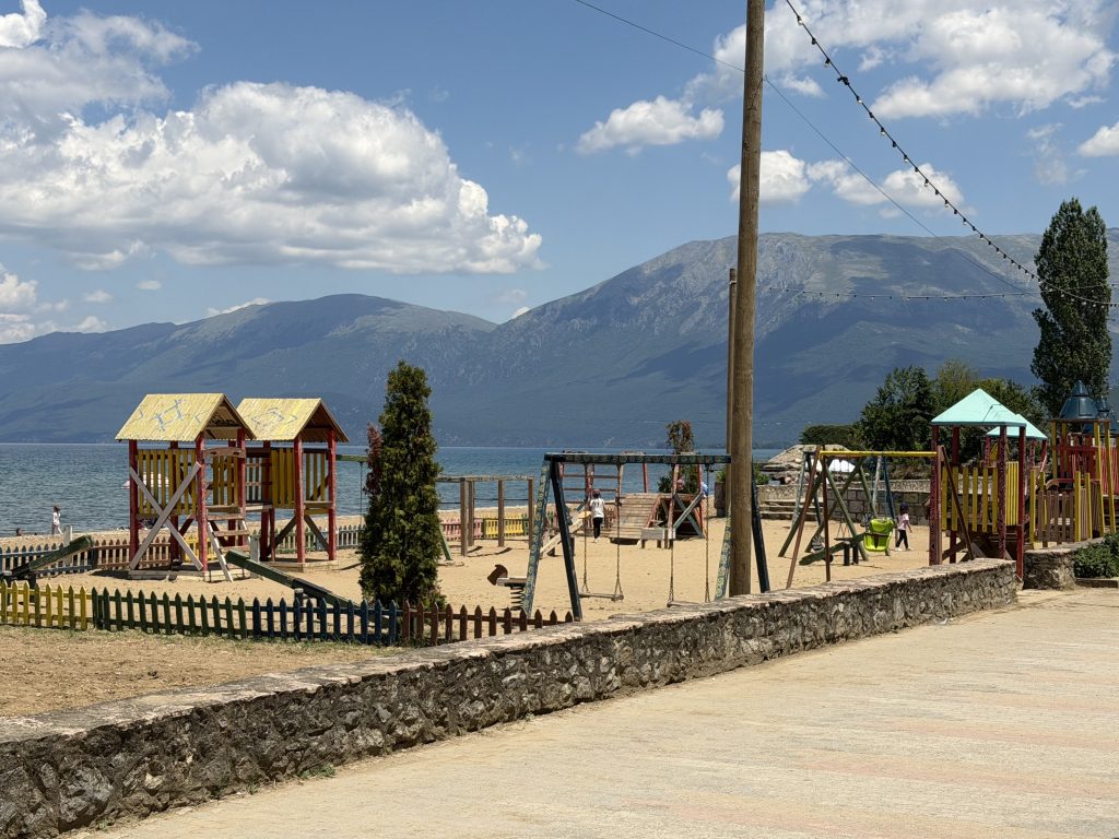 Parc de jeux enfants au bord du lac de Pogradec