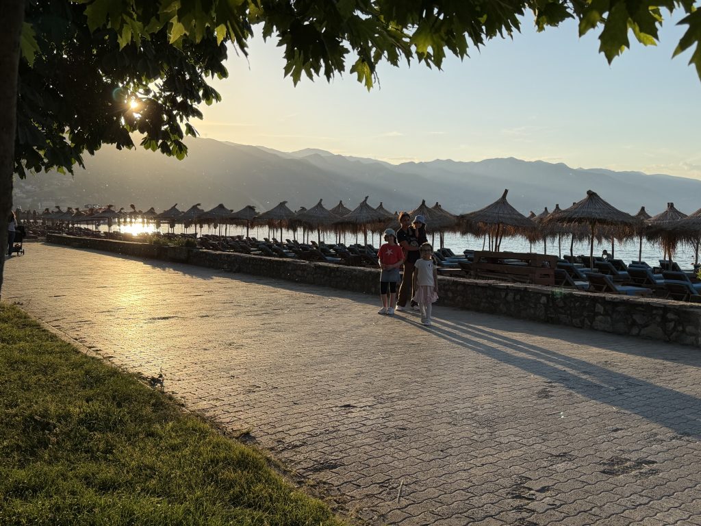 Famille au bord du lac de Pogradec