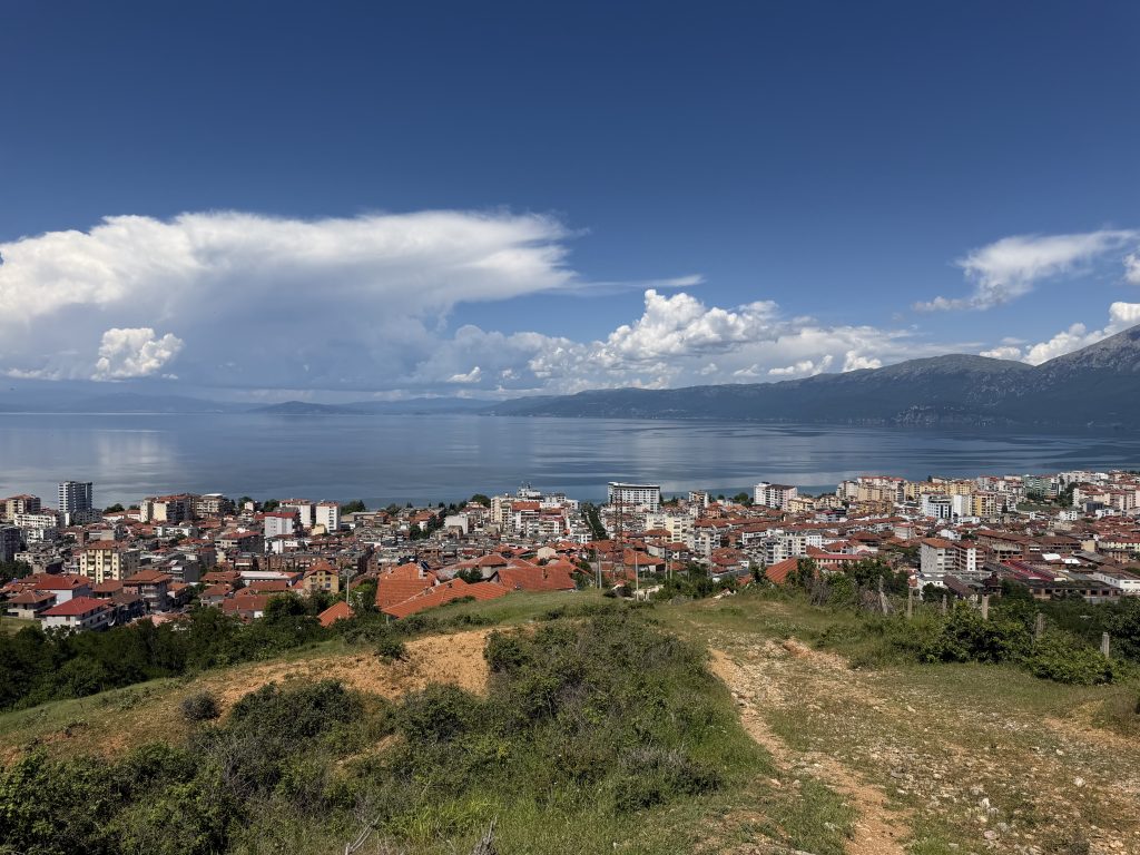 Pogradec avec enfants - vue panoramique du lac d'Ohrid