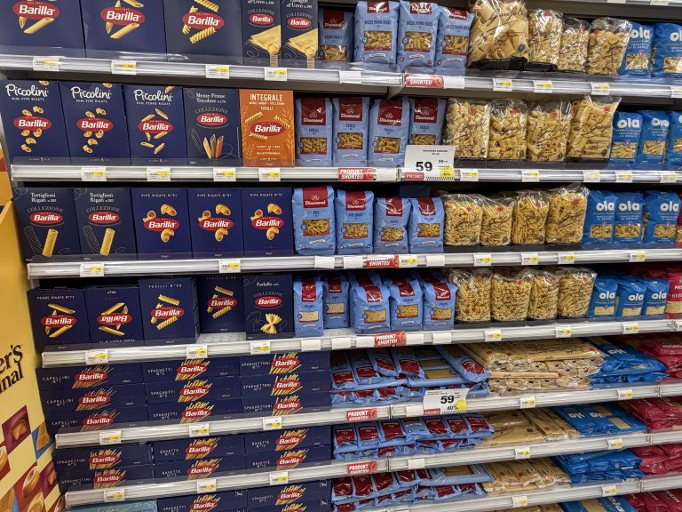 courses à Pogradec : Rayon pates supermarché SPAR à Pogradec