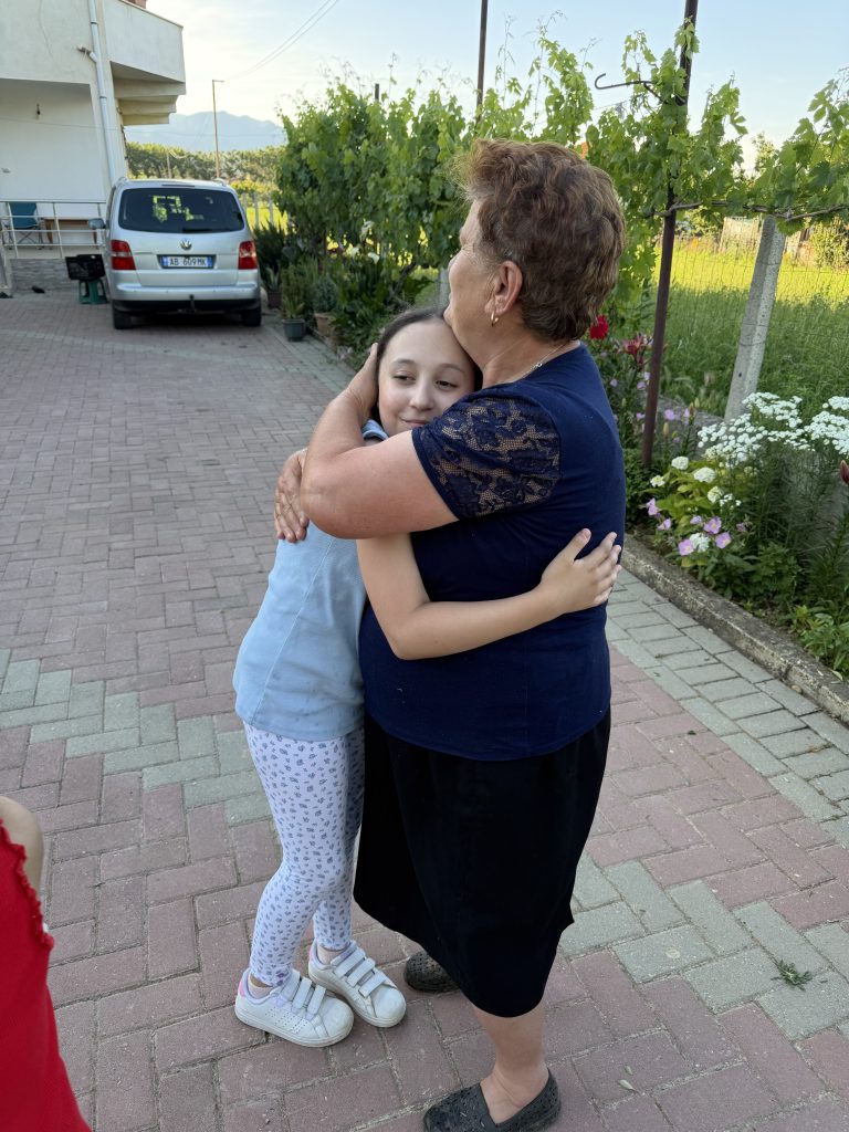 Pogradec calin avec une famille locale
