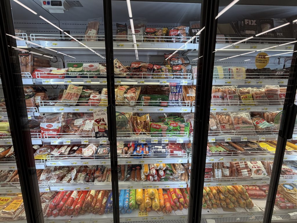 Pogradec rayon saucisses charcuterie du supermarché spar 