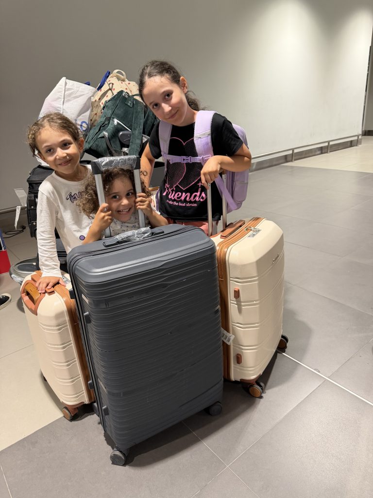 choisir Pogradec filles avec les valises