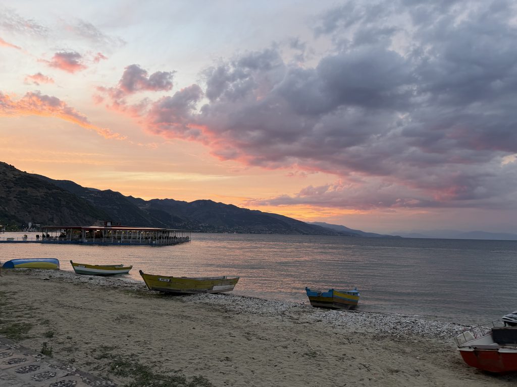 vivre à Pogradec plusieurs mois : crépuscule Lac de Pogradec
