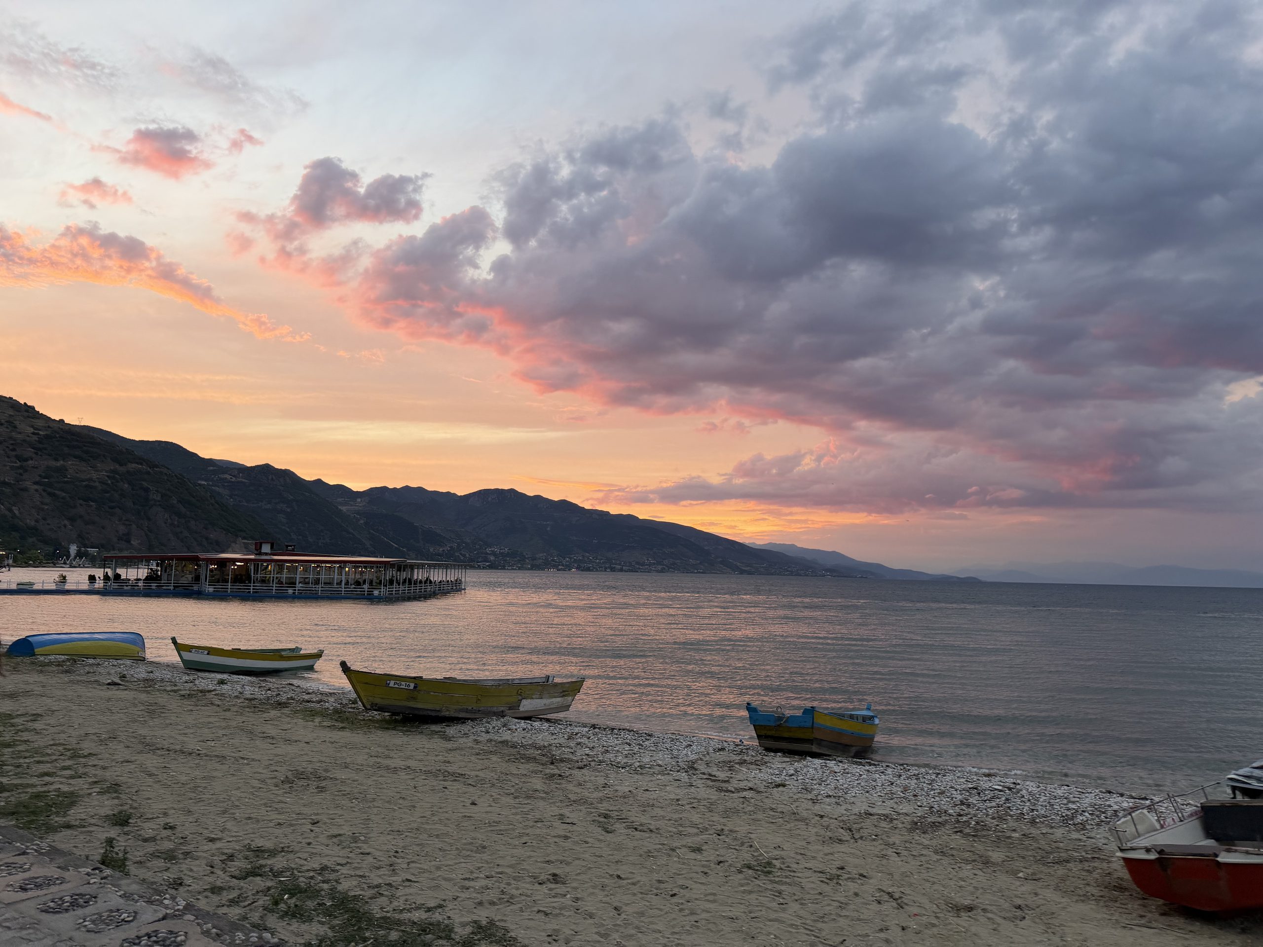 vivre à Pogradec plusieurs mois : crépuscule Lac de Pogradec