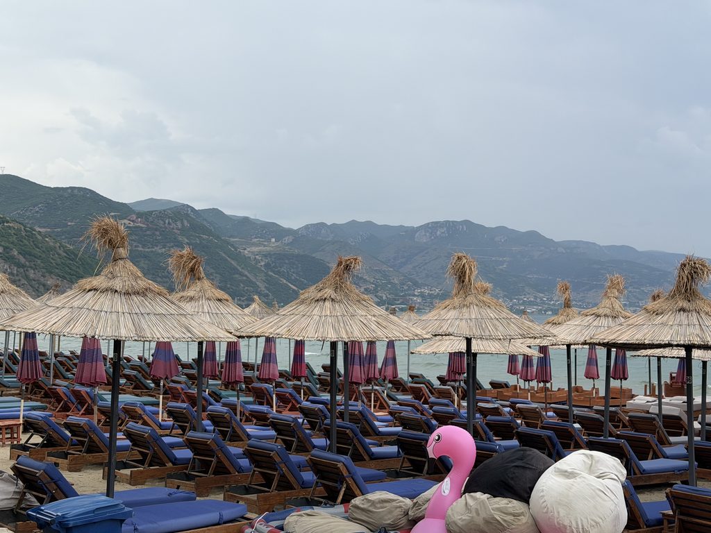 Parasols sur la plage de Pogradec