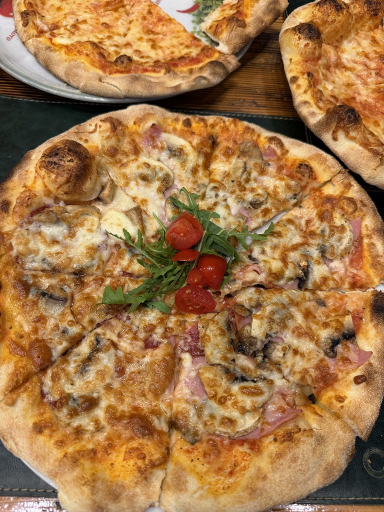 Pizza chez Cavos à Pogradec