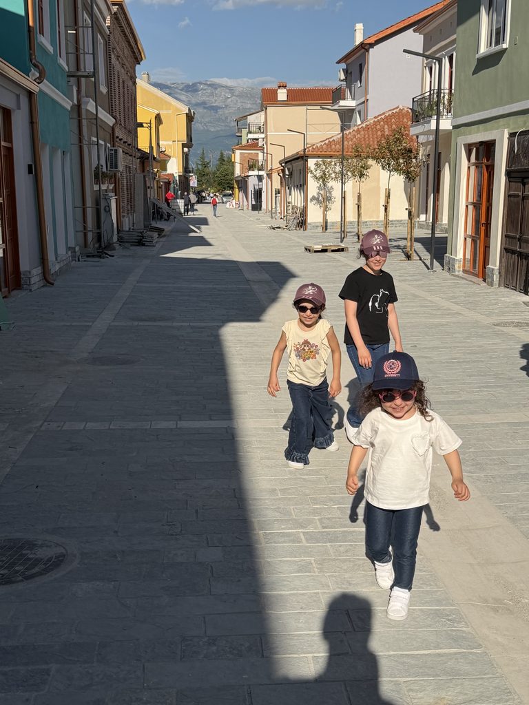 Marche dans les rues de Pogradec